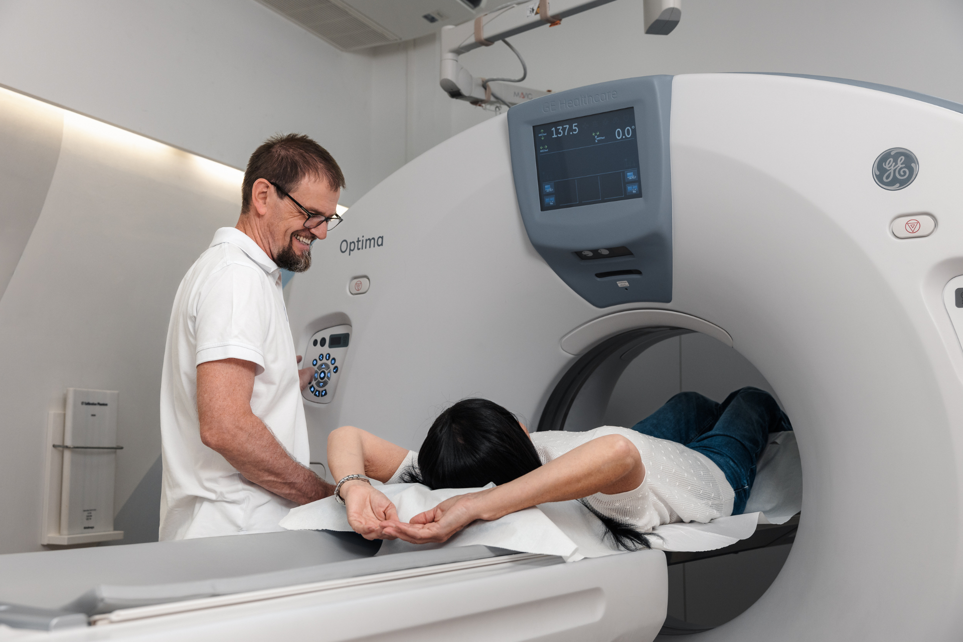 Computertomograph mit Befundungsarbeitsplatz in der Praxis