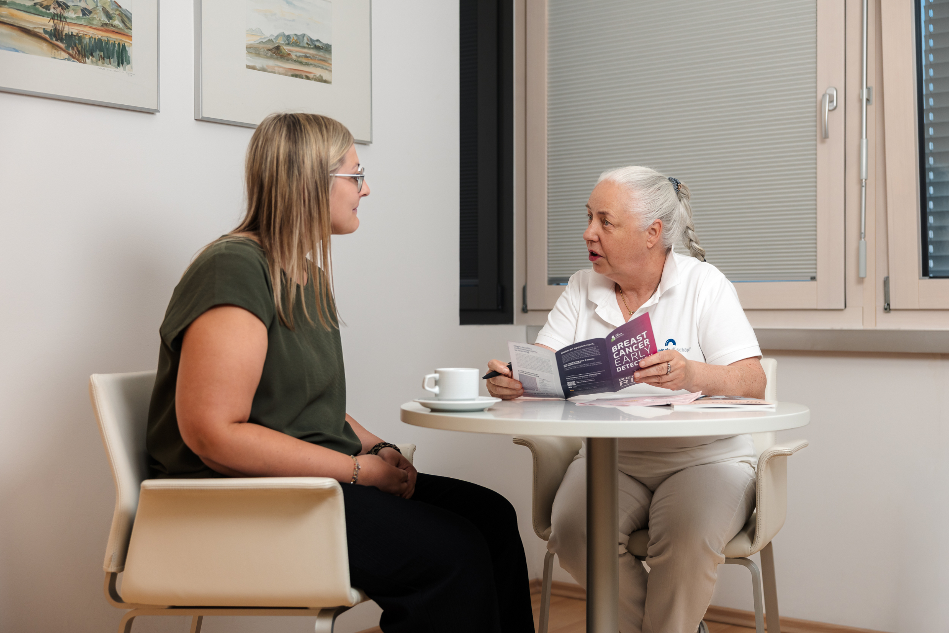 Ärztin bespricht Vorsorgeuntersuchung mit einer Patientin