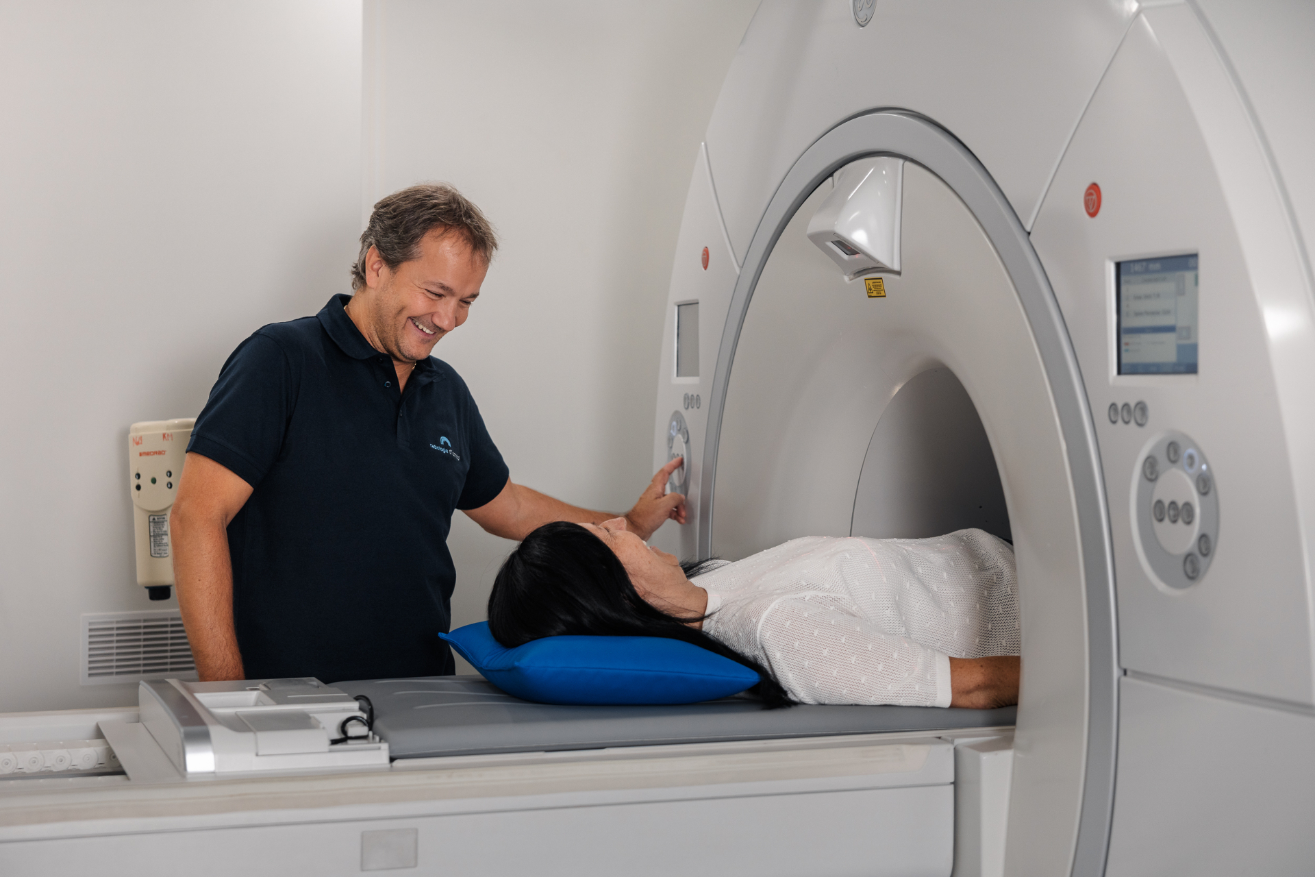Magnetresonanztomograph im Untersuchungsraum der Praxis